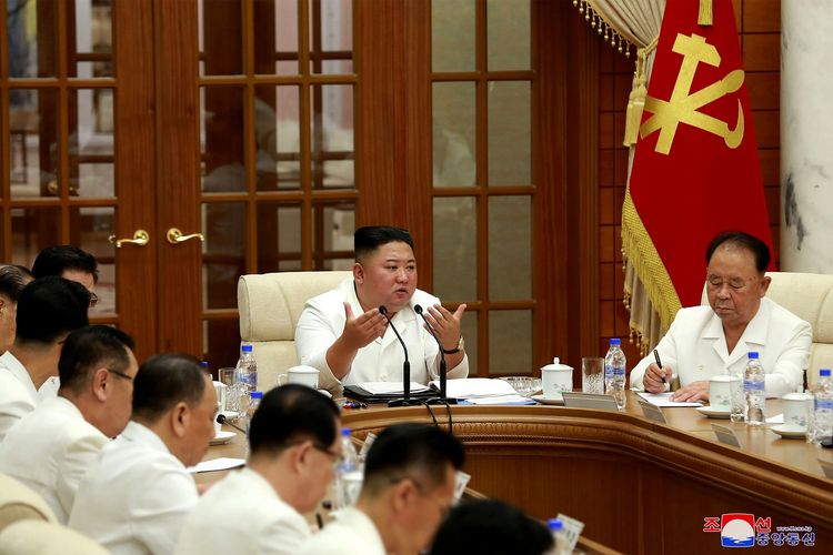 Dalam foto yang diambil pada 25 Agustus 2020 dan dirilis oleh media Korea Utara KCNA pada 26 Agustus 2020, nampak Kim Jong Un berbicara dalam pertemuan komite pusat Partai Buruh Korea di Pyongyang.