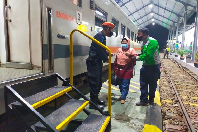 PT Kereta Api Indonesia (Persero) Daop 9 akan tetap mengoperasikan 24 kereta api untuk membantu konektivitas masyarakat saat libur Nataru