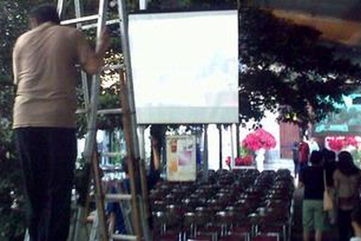 Panitia acara perayaan Natal di Gereja Katedral masih melakukan persiapan akhir pada Sabtu (24/12/2011) siang. Jemaat umat Katholik yang diperkirakan melakukan misa Natal di gereja ini mencapai 20.000 orang. Oleh karena itu, panitia menyiapkan layar lebar di luar gedung.