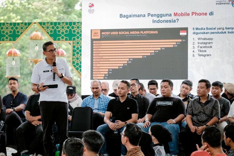 Menteri Pariwisata dan Ekonomi Kreatif, Sandiaga Uno mendorong para pelaku pariwisata dan ekonomi kreatif di sektor UMKM harus terus mengasah kemampuan teknologi digital untuk membangkitkan ekonomi dan menciptakan lapangan kerja, hal ini Menparekraf sampaikan saat Talkshow Literasi Digital Marketing Khususnya Tiktok di Taman Sunan Jogokali, Solo, Sabtu (29/4/2023).