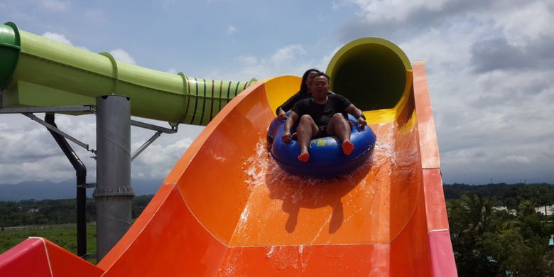 Sejumlah wisatawan meluncur di Jer Coaster Slide Hawai Water Park, Kota Malang, Sabtu (15/12/2018).