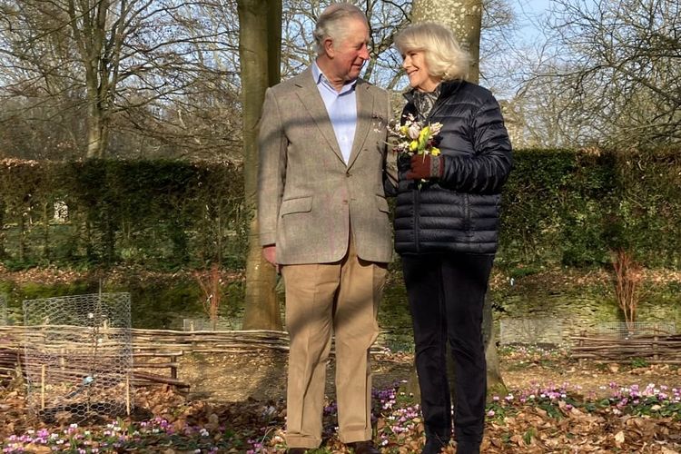 Pangeran Charles bersama Camilla, Duchess of Cornwall saat berpose di taman di Highgrove, untuk menyambut musim semi. [@ClarenceHouse/Twitter] 