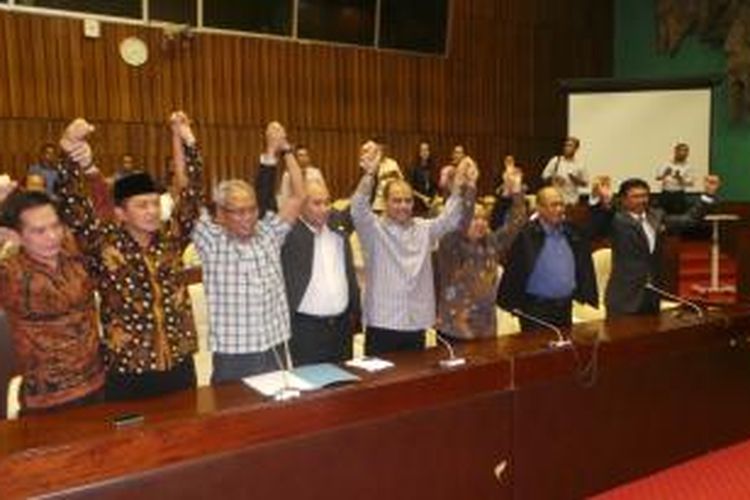 Koalisi Indonesia Hebat menggelar konferensi pers di Gedung DPR, Senayan, Jakarta, Rabu (29/10/2014). Mereka melayangkan mosi tidak percaya terhadap pimpinan DPR saat ini dan mengangkat pimpinan DPR sendiri.