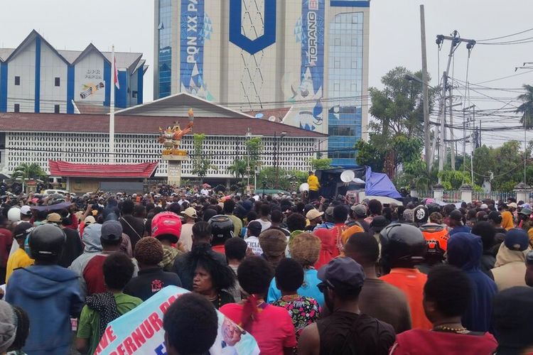 Situasi unjuk rasa Save Gubernur Papua yang dilakukan ratusan massa di Taman Imbi, Distrik Jayapura Utara, Kota Jayapura, Papua, Selasa (20/9/2022)