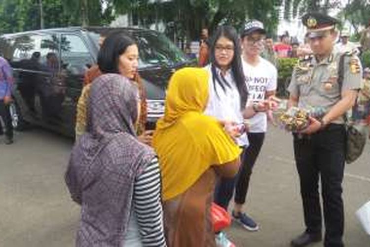 Dua anak Jokowi, Kaesang Pangarep dan Kahiyang Ayu membagi-bagikan kain bagi ibu-ibu di Alun-Alun Pandeglang, Senin (4/7/2016). Kaesang tampak mengenakan topi bertuliskan 