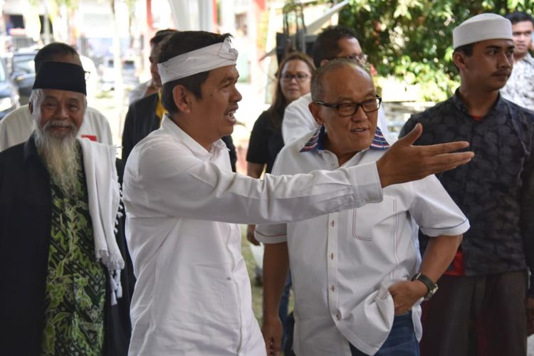Cawagub Jabar Dedi Mulyadi bersama Aburizal Bakrie saat ngabuburit buka bersama di Babelan, Kabupaten Bekasi, Jumat (27/5/2018).