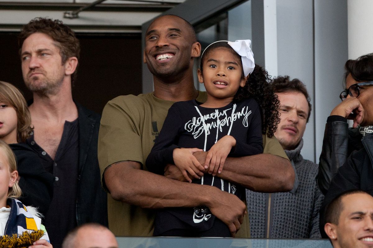 Kobe Bryant dan anak perempuannya saat menyaksikan final MLS Cup di  Home Depot Center di Carson, California, AS, pada 1 Desember 2012.