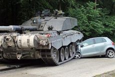Sedang Dipakai Belajar Mengemudi, Mobil Pemuda Inggris Dilindas Tank
