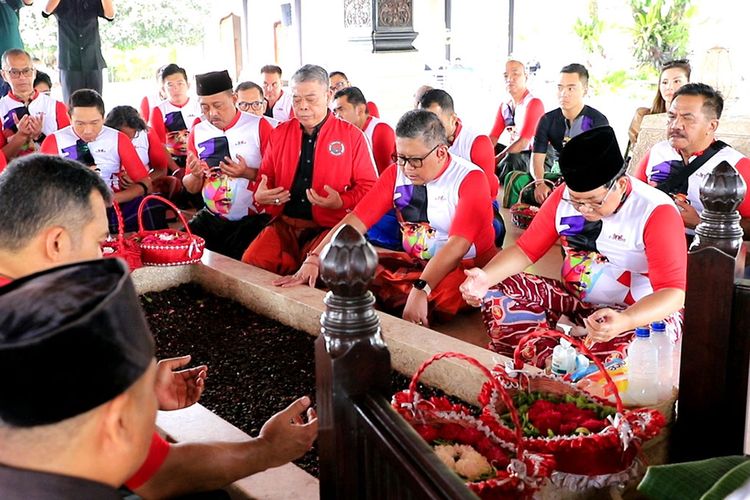 Sekretaris Kabinet Pramono Anung dan Sekjen PDI-P Hasto Kristiyanto ziarah ke makam Bung Karno di Blitar, Jawa Timur, Sabtu (26/11/2022).