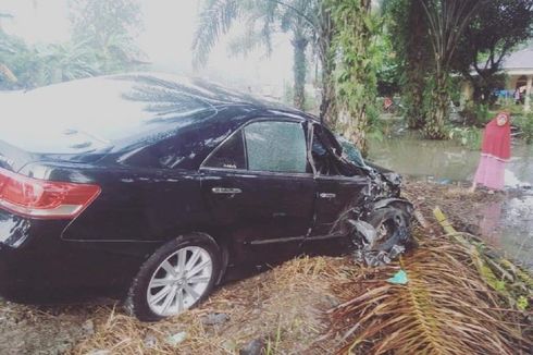 Mobil yang Ditumpangi Orangtua Bupati Dharmasraya Kecelakaan