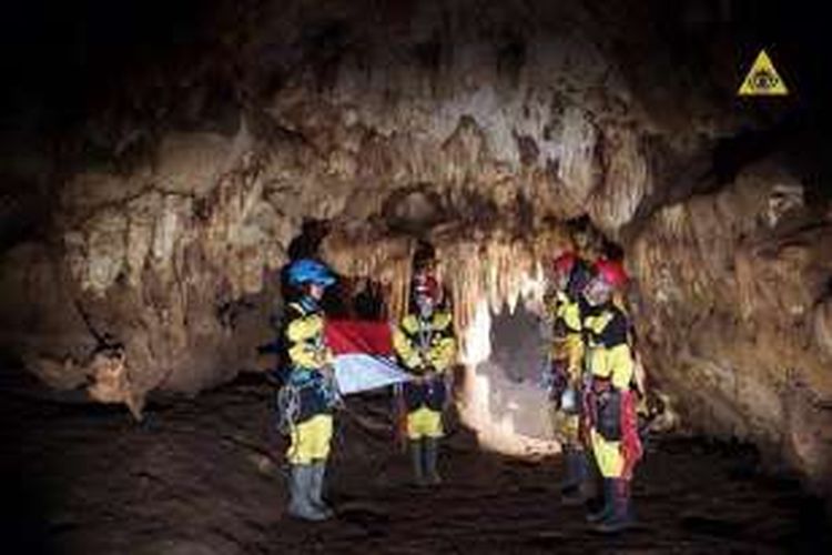 Bertepatan pada tanggal 17 Agustus 2016, tim Wonogiri Caving Expedition 2016 memulai penelusuran di Gua Luweng Kembar, Pracimantoro, Wonogiri.
.