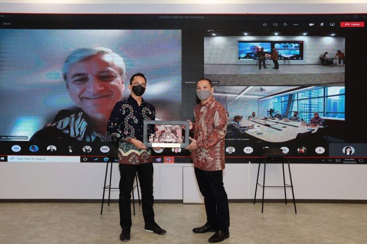 CEO Bukalapak Rachmat Kaimuddin (kanan) dan Presiden Direktur Microsoft Indonesia Haris Izmee berfoto bersama usai penandatanganan kemitraan strategis kedua perusahaan