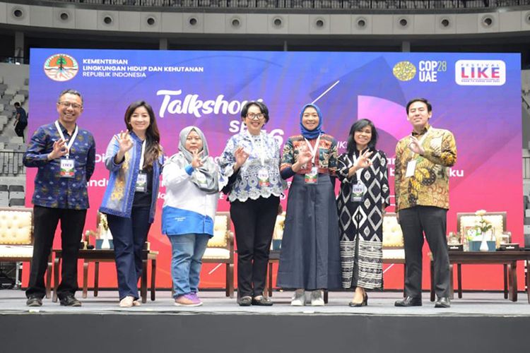 Le Minerale bersama PT POPI dan PT BIPJ menandatangani Piagam Kerja Sama di Festival LIKE, GBK, Jakarta, Sabtu (16/9/2023). 