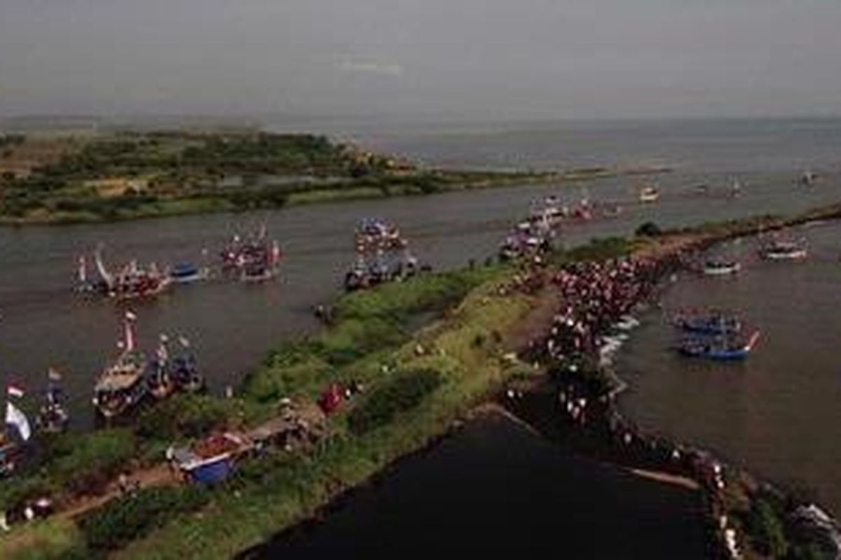 Puluhan perahu nelayan mengikuti tradisi sedekah laut di Pantai Tawang, Kabupaten Kendal, Jawa Tengah, Jumat (27/5/2011). Tradisi tahunan yang diikuti ratusan nelayan tersebut sebagai ungkapan syukur dan harapan atas jerih payah mereka selama melaut mencari ikan.  