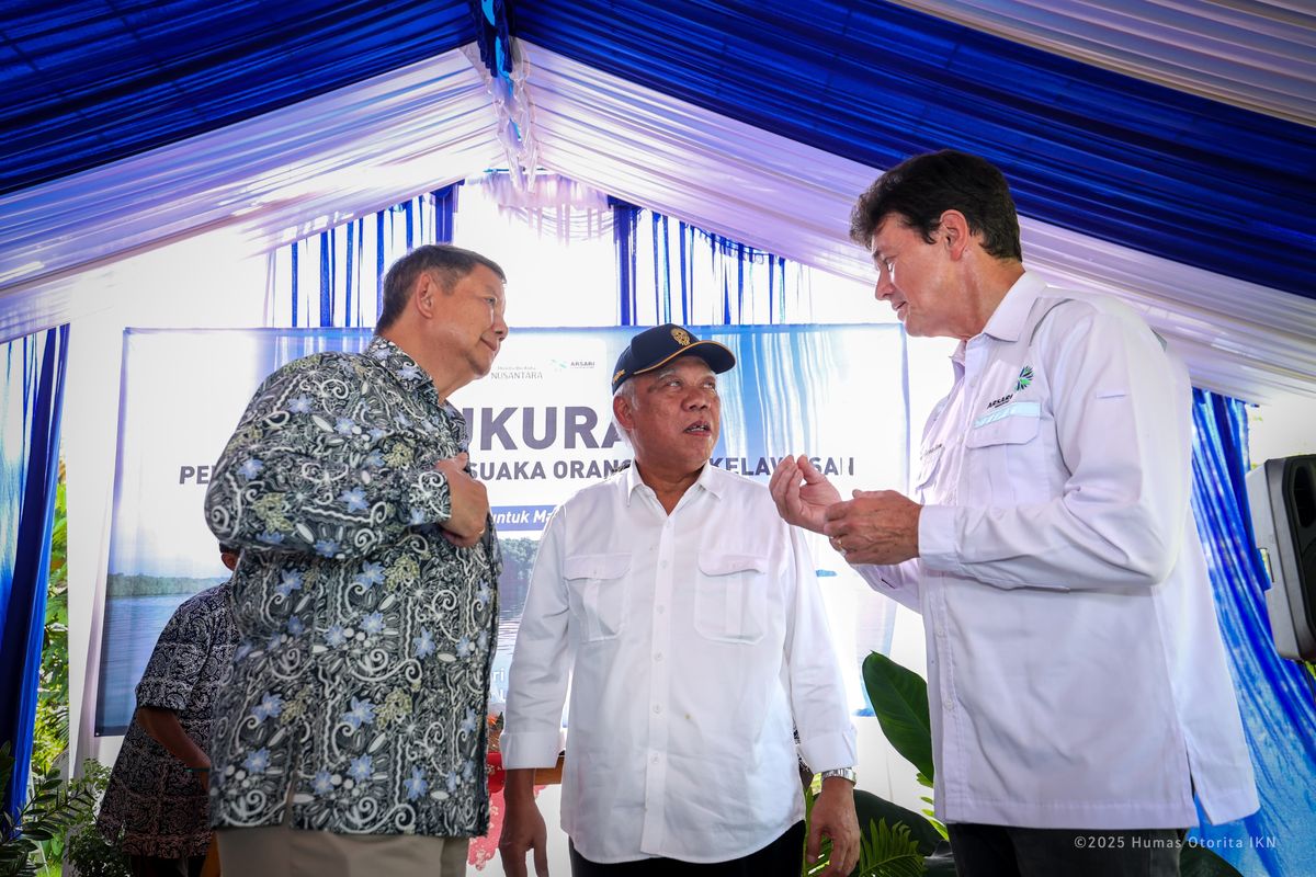 Otorita Ibu Kota Nusantara (IKN), Kementerian Kehutanan, dan Yayasan Arsari Djojohadikusumo (YAD) resmi menegaskan komitmen mereka untuk memulai pembangunan Pulau Suaka Orangutan di Pulau Kelawasan, Teluk Balikpapan. Tampak Ketua YAD Hashim Djojohadikusumo (kiri) Tengah berbincang dengan Kepala Otorita IKN Basuki Hadimuljono, di Kabupaten Penajam Paser Utara (PPU), Rabu (9/4/2025).