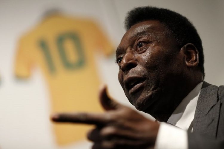 Legenda sepak bola asal Brasil, Pele, pada acara lelang memorabilianya di London, 1 Juli 2016. 