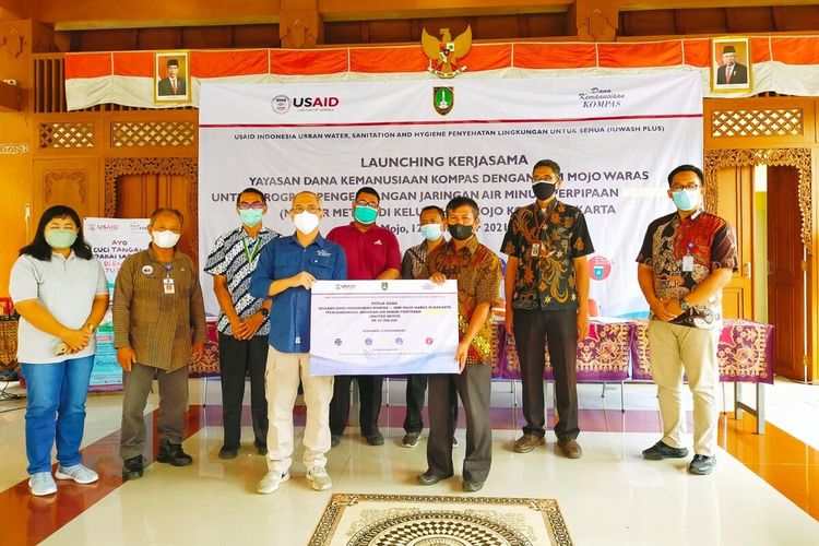 Launching Program Pengembangan Jaringan Air Minum Perpipaan Keluarga (Master Meter) diwakilkan oleh Manajer Eksekutif Yayasan DKK Anung Wendyartaka dan Ketua KSM Mojo Waras Jumadi pada Jumat (12/11/2021).