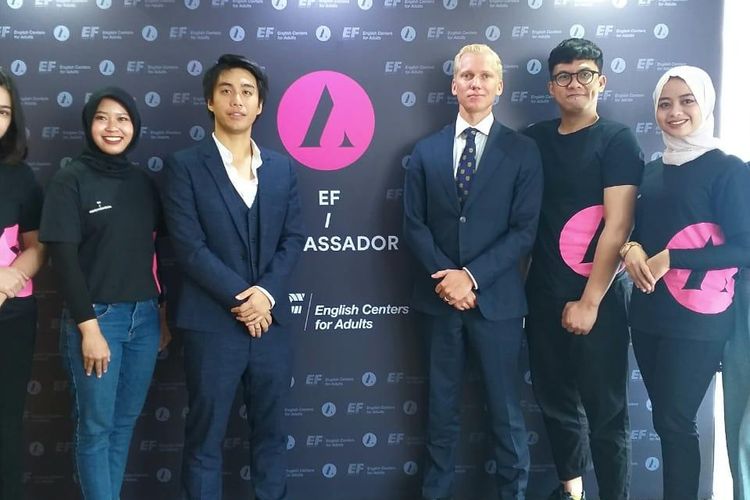 EF Ambassador 2019-2020 bersama Johan Wilhelmsson dan Head of Marketing EF Adults Evan Januli.