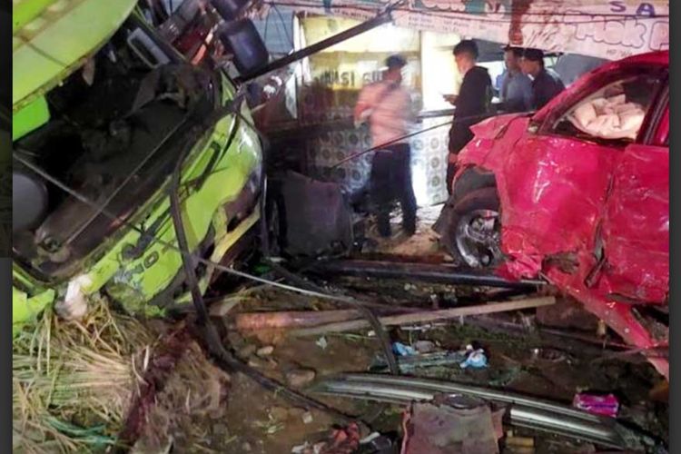 Truk menabrak empat kendaraan dan rumah sekaligus warung milik warga di Agam, Jumat (7/10/2022) malam.