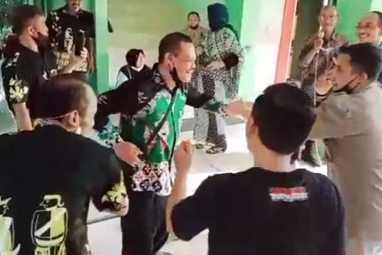 TANGKAPAN LAYAR. Video viral Camat Sahlan berjoget bersama sejumlah staf dan pegawai kecamatan.