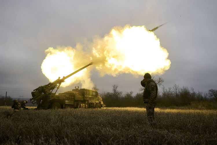 Tentara Ukraina menembakkan howitzer self-propelled CAESAR buatan Perancis ke arah posisi Rusia di dekat Avdiivka, wilayah Donetsk, Ukraina, Senin (26/1/2023).
