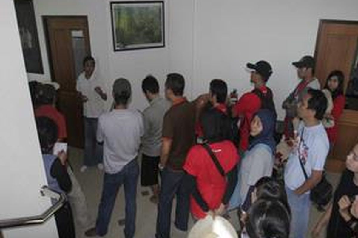 Ishak Yassir, penggiat orangutan, sibuk menjelaskan asal usul berdirinya Borneo Orangutan Survival (BOS) kepada para tamu yang datang ke kantornya.