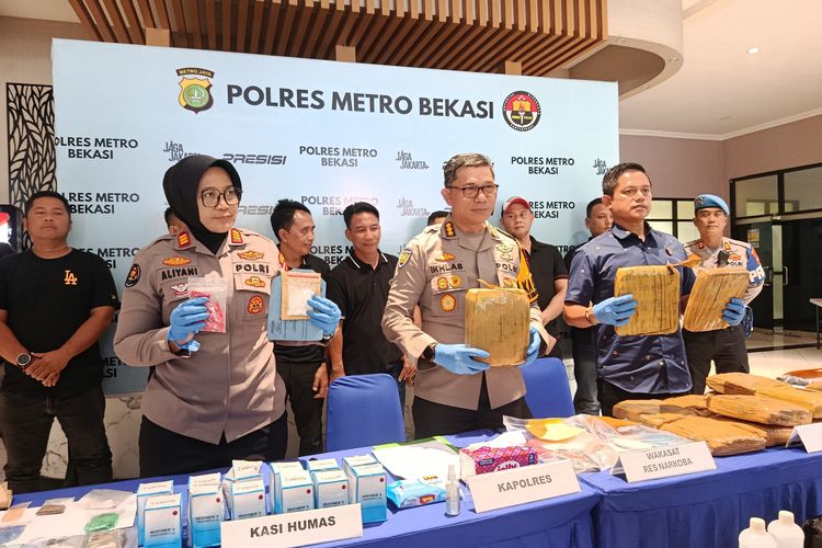 Polres Metro Bekasi Sita 17 Kg Ganja dari Sumut yang Akan Diedarkan di Jakarta