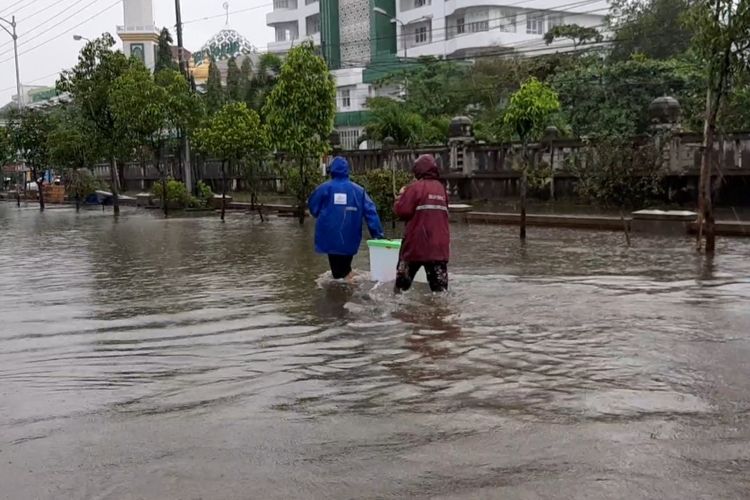 Marimin dan Zulfa rela terjang banjir demi antar kebutuhan makanan para nakea di RSI Sultan Agung Semarang, Senin (8/2/2021).
