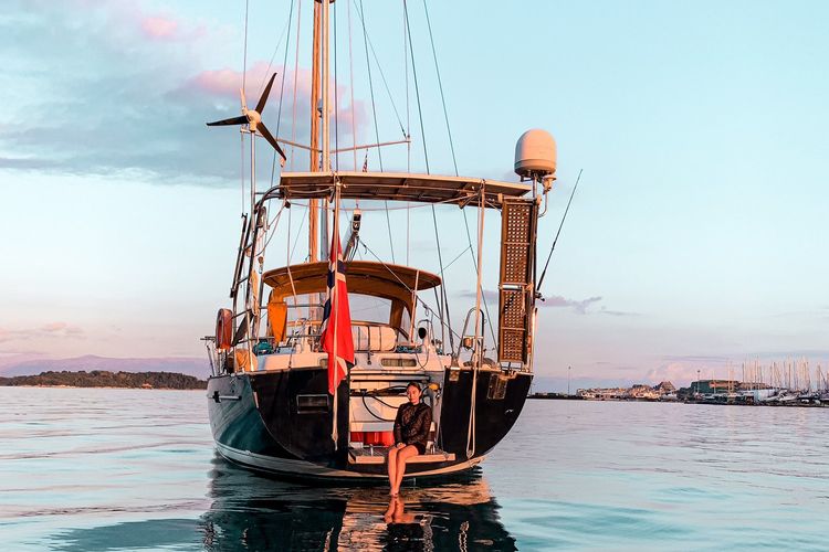 Ika Permatasari-Olsen dan sang suami terhitung telah tinggal selama 5 tahun di atas kapal yacht