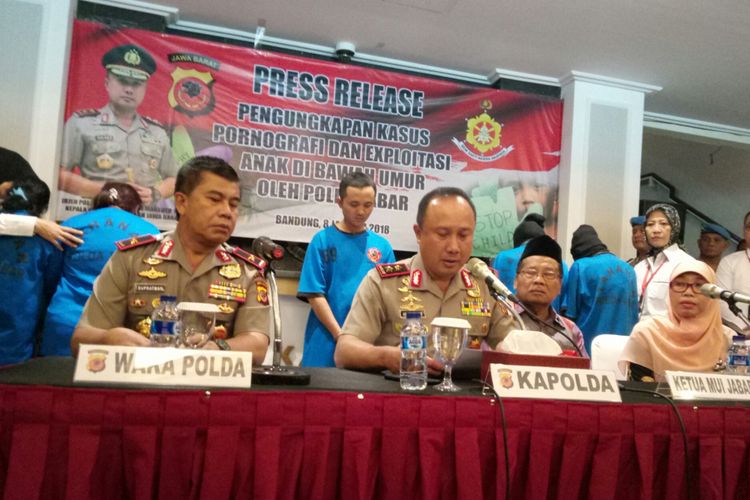 Kapolda Jabar Irjen Pol Agung Budi Maryoto tengah merilis Penangkapan 6 pelaku pembuatan video mesum yang melibatkan anak dibawah umur, di Mapolda Jabar, Jalan Soekarno Hatta, Bandung, Senin (8/1/2018).  