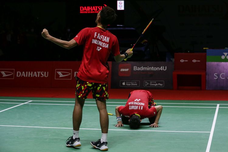 Ganda putra Indonesia, Fajar Alfian/Muhammad Rian Ardianto melakukan selebrasi saat bertanding melawan ganda putra China, Liang Wei Keng/Wang Chang pada laga final Indonesia Masters 2022 di Istora Senayan, Jakarta, Minggu (12/6/2022). Fajar/Rian tampil sebagai juara setelah menaklukkan Liang/Wang dengan skor 21-10, 21-17.