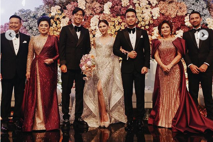 Penyanyi Vidi Aldiano berfoto dengan pasangan Yakup Hasibuan dan Jessica Mila bersama orangtua dalam resepsi pernikahan di Hotel Raffles, Jakarta, Sabtu (13/5/2023).