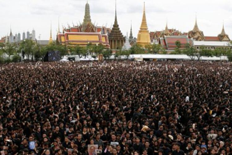 Puluhan ribu warga Thailand yang mengenakan pakaian serba hitam menyanyikan lagu kebangsaan bersama di depan Grand Palace, Bangkok, Sabtu siang. Acara ini digelar untuk memberikan penghormatan kepada Raja Bhumibol.