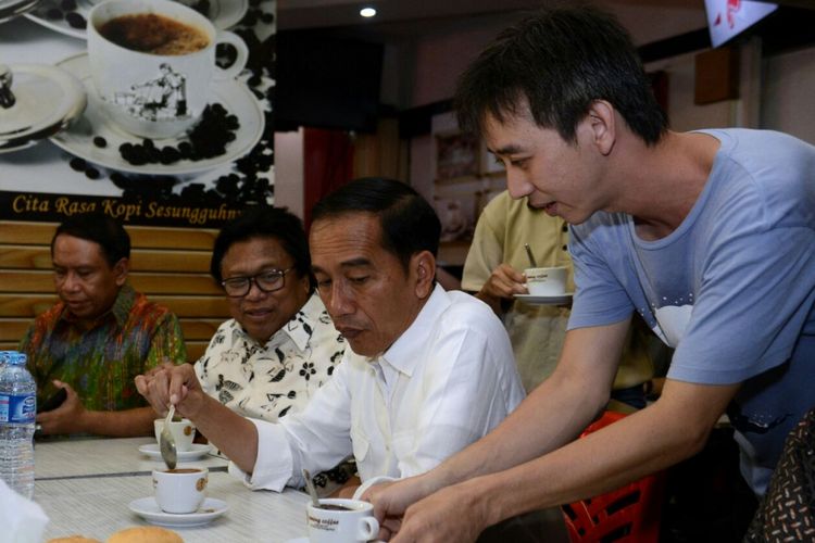 Presiden Joko Widodo saat singgah di kedai kopi Aming Coffee di Pontianak, Kalimantan Barat, Kamis (28/12/2017) malam. 