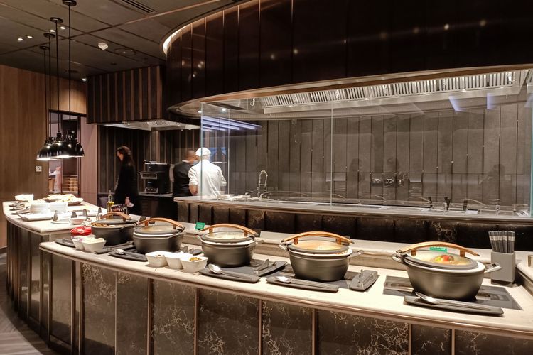 Dining Area di First Class SilverKris Lounge. Laksa, menu khas Singapore Airlines, juga tersedia di sini.