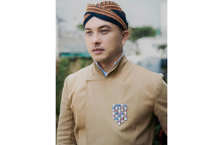 Nicholas Saputra kerap tampil memukau dengan busana Nusantara. Dari beskap Jawa, udeng Bali, hingga songkok anyaman di HUT ke-80 RI.