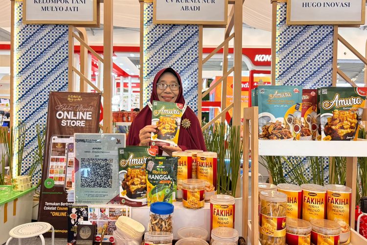 Direktur CV Kurnia Nur Abadi, Kurnia Sukma (64) berbagi perjalanan inspiratifnya dalam membangun bisnis makanan sehat dari Cirebon. Dari seorang petani, Kurnia kini berhasil menjalin kerjasama dengan distributor internasional.