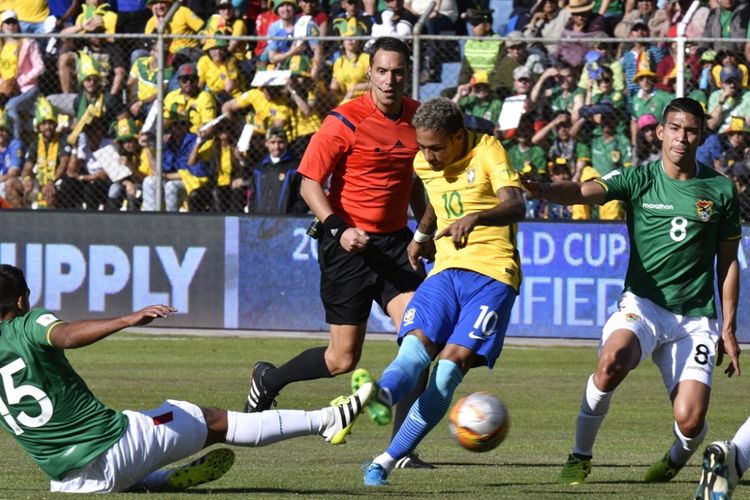 Striker Brasil, Neymar (tengah), melepaskan tembakan dalam laga Kualifikasi Piala Dunia 2018 zona Amerika Selatan kontra Bolivia di Stadion Hernando Siles, La Paz, pada 5 Oktober 2017. 