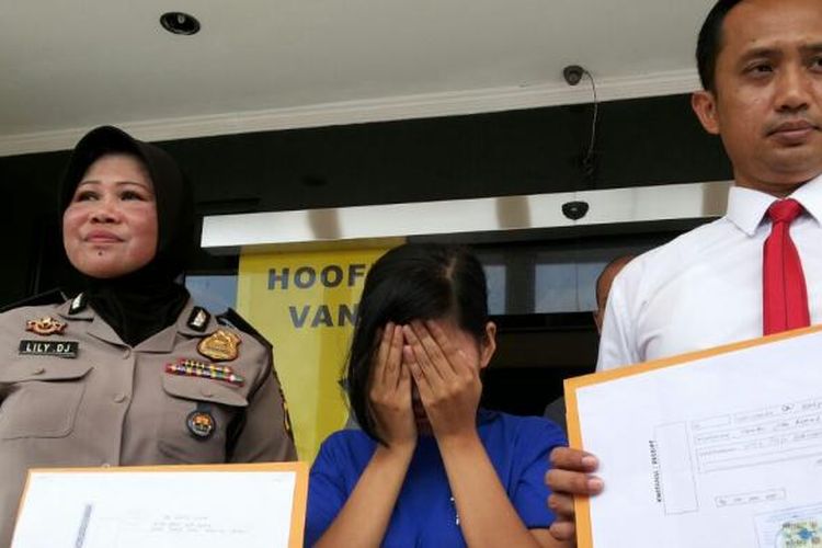 Risma diamankan di Mapolrestabes Surabaya.