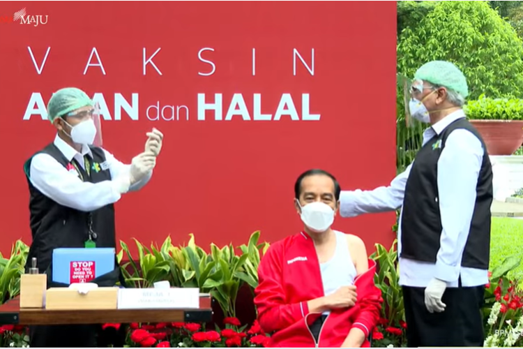Presiden Joko Widodo bersiap disuntik vaksin covid-19 di Istana Merdeka, Jakarta, Rabu (27/1/2021). 