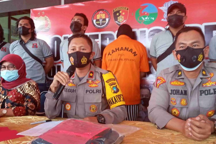 Wakapolres Pangkalpinang Kompol Teguh Setiawan saat jumpa pers penangkapan pelaku kasus pencabulan di masjid, Kamis (20/5/2021).