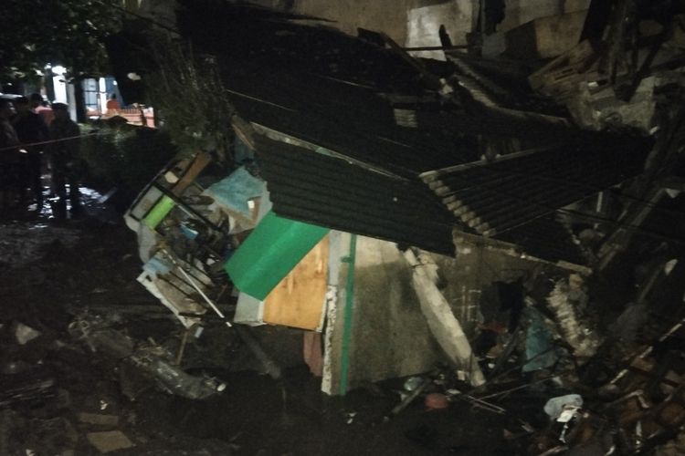 Dua rumah di Jalan Cibangkong Lor, RT 01 RW 05 kelurahan Maleer, Batununggal, Kota Bandung, Jawa Barat, luluh lantak setelah pipa air bersih milik PDAM Perumda Tirtawening pecah pada Rabu (5/5/2024) pukul 15.45 WIB.