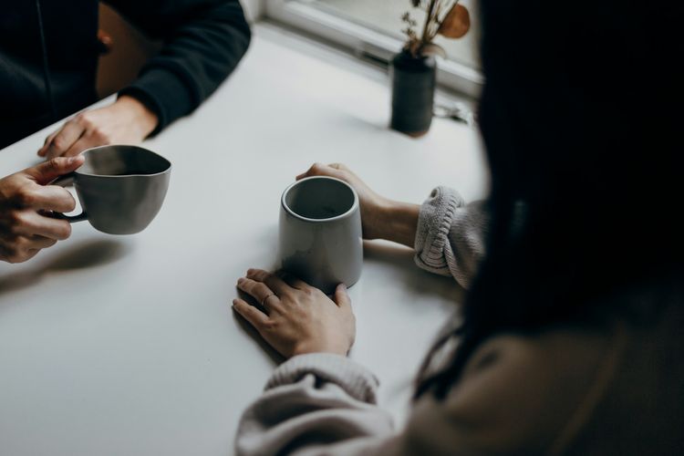 Mengucapkan kalimat yang salah dapat membuat orang semakin ingin bunuh diri. Simak penjelasan psikolog tentang apa saja yang sebaiknya dihindari.