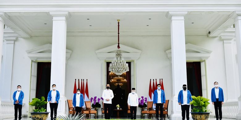 Presiden Joko Widodo (keempat dari kiri) didampingi Wapres Ma'ruf Amin (keempat dari kanan) berfoto bersama dengan enam menteri baru di Kabinet Indonesia Maju Jilid 2 usai diumumkan di Istana Merdeka, Jakarta, Selasa (22/12/2020). Keenam orang calon menteri hasil kocok ulang (reshuffle) tersebut antara lain Tri Rismaharini sebagai Menteri Sosial, Sakti Wahyu Trenggono sebagai Menteri Kelautan dan Perikanan, Yaqut Cholil Qoumas sebagai Menteri Agama, Budi Gunadi Sadikin sebagai Menteri Kesehatan, Sandiaga Salahudin Uno sebagai Menteri Pariwisata dan Ekonomi Kreatif serta M Lutfi sebagai Menteri Perdagangan. 