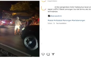 Video viral pengendara motor diamuk sejumlah orang saat adang bus lawan arah di Lamongan