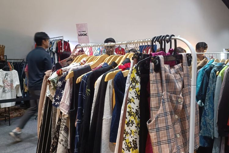 Beberapa booth yang menjual pakaian bekas dalam acara Sunday Space Market di MGP Space, Jakarta, Minggu (9/6/2024).