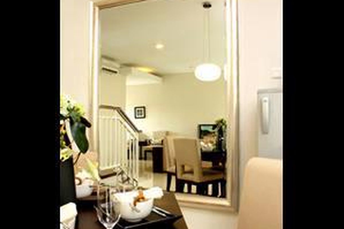 Bingung dalam menata ruang. Permasalahan yang sering timbul adalah ruangan sempit. Jadikan cermin sebagai perluasan.