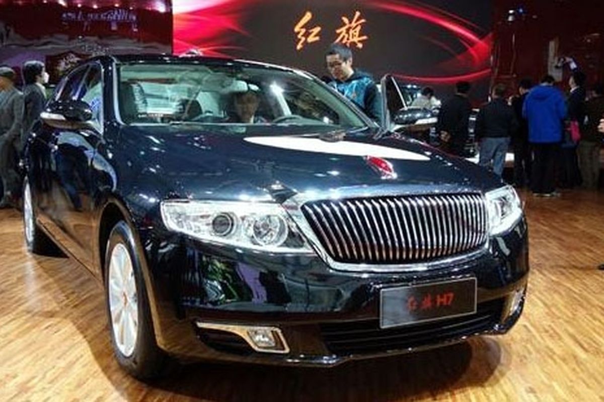 Sedan premium Red Flag dari FAW dipamerkan di Shanghai Auto Show awal 2013 lalu.