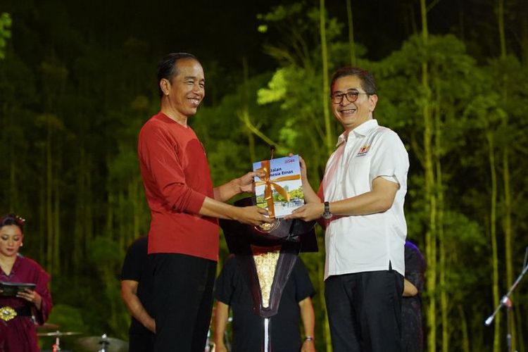 Ketua Umum Kadin Indonesia Arsjad Rasjid (kanan) menyerahkan Peta Jalan Indonesia Emas 2045 kepada Presiden Republik Indonesia Joko Widodo. 