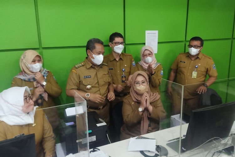Wali Kota Bandung Yana Mulyana melakukan inspeksi mendadak ke sejumlah Satuan Kerja Perangkat Dinas (SKPD) di Pemkot Bandung pasca libur lebaran 2022, Senin (9/5/2022).